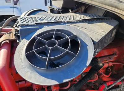 Freightliner Cascadia 125 Air Cleaner / Air Filter Housing