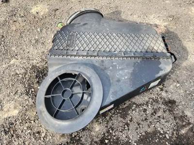 Freightliner Cascadia 125 Air Cleaner / Air Filter Housing