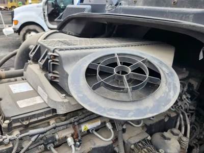 Freightliner Cascadia 125 Air Cleaner / Air Filter Housing