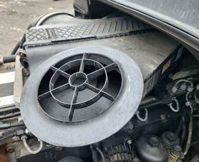 Freightliner Cascadia 125 Air Cleaner / Air Filter Housing