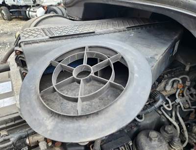 Freightliner Cascadia 125 Air Cleaner / Air Filter Housing