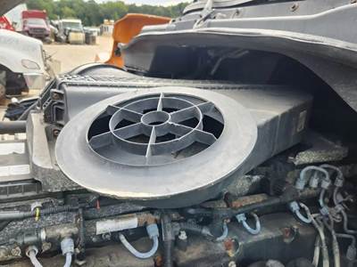 Freightliner Cascadia 125 Air Cleaner / Air Filter Housing