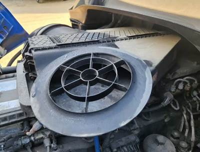 Freightliner Cascadia 125 Air Cleaner / Air Filter Housing