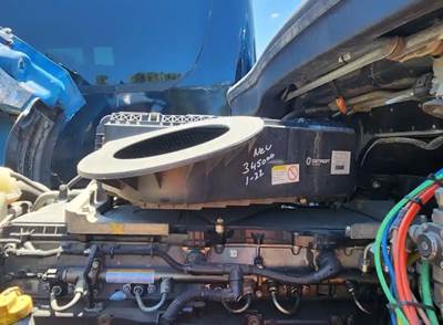 Freightliner Cascadia 126 Air Cleaner / Air Filter Housing