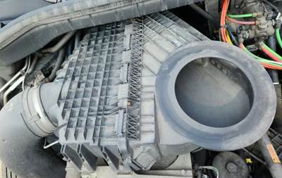 Freightliner Cascadia 126 Air Cleaner / Air Filter Housing