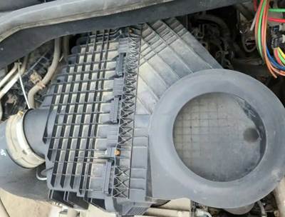 Freightliner Cascadia 126 Air Cleaner / Air Filter Housing
