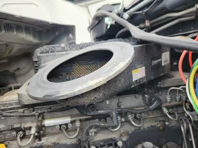 Freightliner Cascadia 126 Air Cleaner / Air Filter Housing
