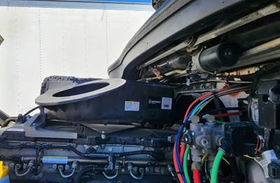 Freightliner Cascadia 126 Air Cleaner / Air Filter Housing