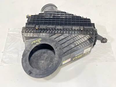 Freightliner Cascadia 126 Air Cleaner / Air Filter Housing