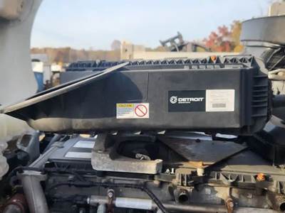 Freightliner Cascadia 126 Air Cleaner / Air Filter Housing