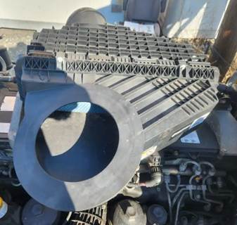 Freightliner Cascadia 126 Air Cleaner / Air Filter Housing