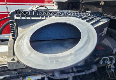 Freightliner Cascadia 126 Air Cleaner / Air Filter Housing