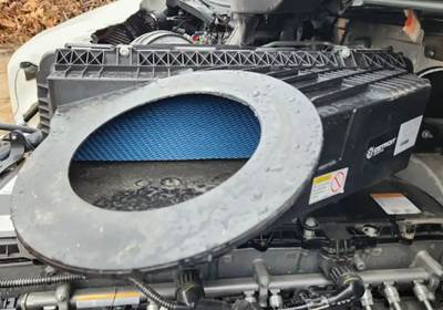 Freightliner Cascadia 126 Air Cleaner / Air Filter Housing