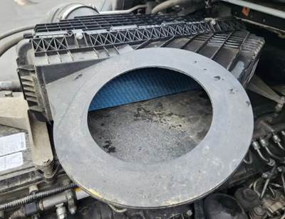 Freightliner Cascadia 126 Air Cleaner / Air Filter Housing