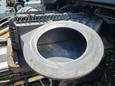 Freightliner Cascadia 126 Air Cleaner / Air Filter Housing