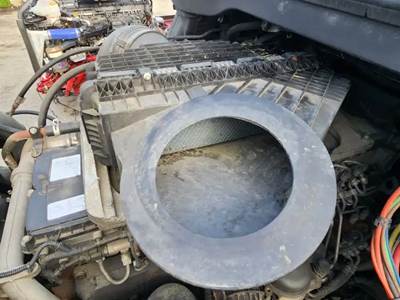 Freightliner Cascadia 126 Air Cleaner / Air Filter Housing