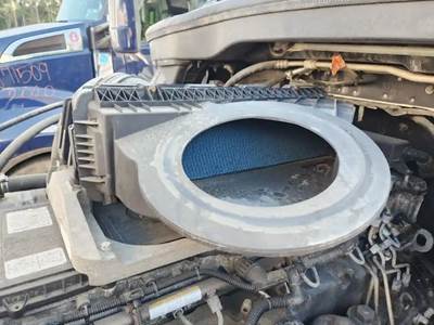 Freightliner Cascadia 126 Air Cleaner / Air Filter Housing