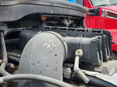 Freightliner Cascadia 126 Air Cleaner / Air Filter Housing