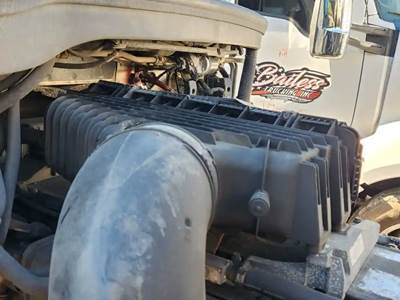 Freightliner Cascadia 126 Air Cleaner / Air Filter Housing