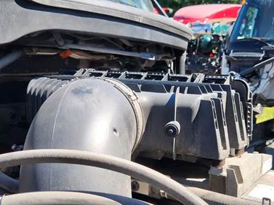 Freightliner Cascadia 126 Air Cleaner / Air Filter Housing