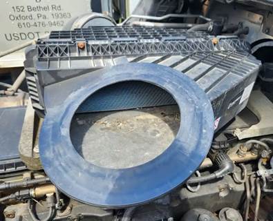 Freightliner Cascadia 126 Air Cleaner / Air Filter Housing