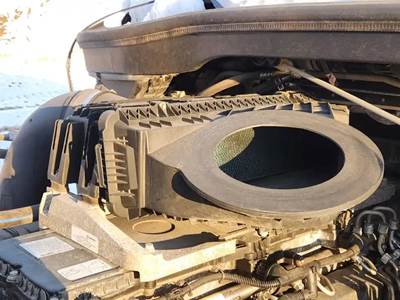 Freightliner Cascadia 126 Air Cleaner / Air Filter Housing