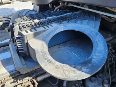 Freightliner Cascadia 126 Air Cleaner / Air Filter Housing