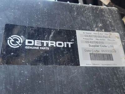 Freightliner Cascadia 126 Air Cleaner / Air Filter Housing