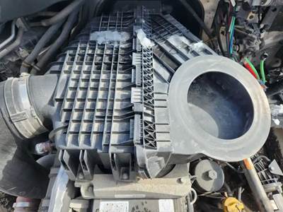 Freightliner Cascadia 126 Air Cleaner / Air Filter Housing