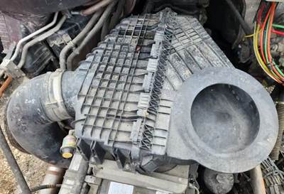 Freightliner Cascadia 126 Air Cleaner / Air Filter Housing