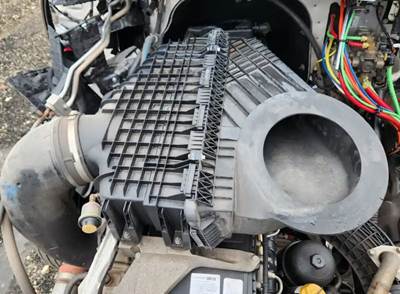 Freightliner Cascadia 126 Air Cleaner / Air Filter Housing
