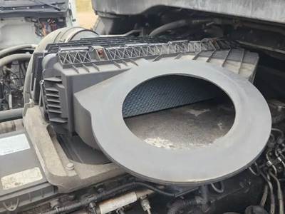 Freightliner Cascadia 126 Air Cleaner / Air Filter Housing