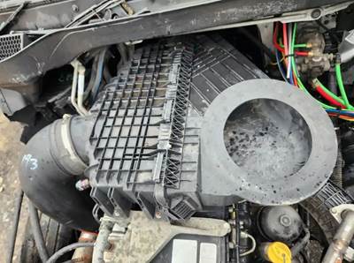 Freightliner Cascadia 126 Air Cleaner / Air Filter Housing