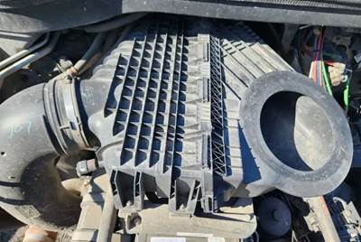 Freightliner Cascadia 126 Air Cleaner / Air Filter Housing