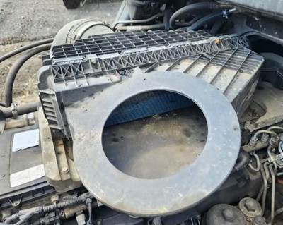 Freightliner Cascadia 126 Air Cleaner / Air Filter Housing