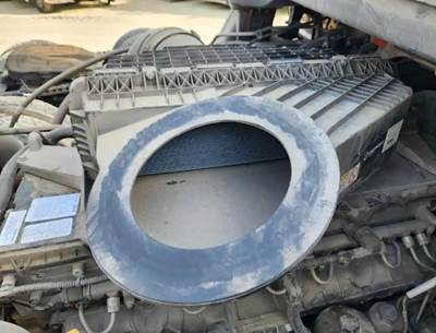 Freightliner Cascadia 126 Air Cleaner / Air Filter Housing