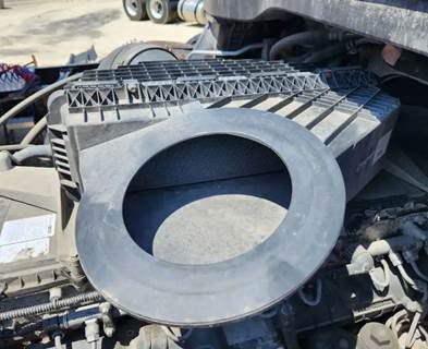 Freightliner Cascadia 126 Air Cleaner / Air Filter Housing