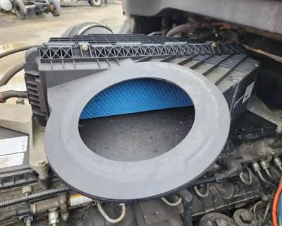Freightliner Cascadia 126 Air Cleaner / Air Filter Housing