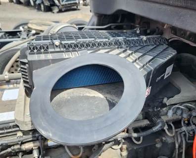 Freightliner Cascadia 126 Air Cleaner / Air Filter Housing