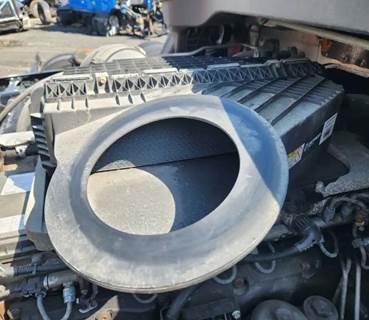 Freightliner Cascadia 126 Air Cleaner / Air Filter Housing