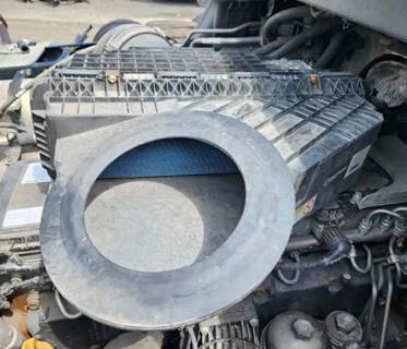 Freightliner Cascadia 126 Air Cleaner / Air Filter Housing