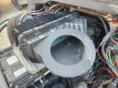Freightliner Cascadia 126 Air Cleaner / Air Filter Housing