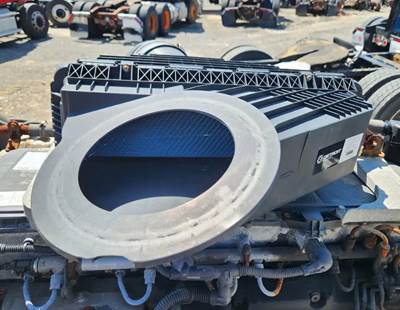 Freightliner Cascadia 126 Air Cleaner / Air Filter Housing
