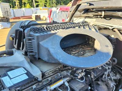 Freightliner Cascadia 126 Air Cleaner / Air Filter Housing