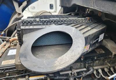 Freightliner Cascadia 126 Air Cleaner / Air Filter Housing
