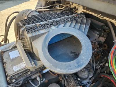 Freightliner Cascadia 126 Air Cleaner / Air Filter Housing