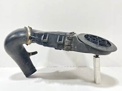 Freightliner Cascadia 132 Air Cleaner / Air Filter Housing