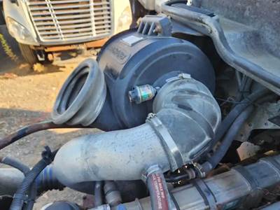 Freightliner Columbia 112 Right Air Cleaner / Air Filter Housing