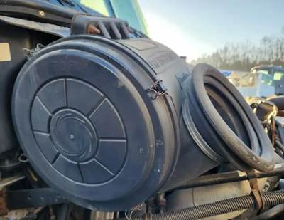 Freightliner Columbia 112 Right Air Cleaner / Air Filter Housing