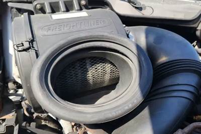 Freightliner Columbia 120 Right Air Cleaner / Air Filter Housing